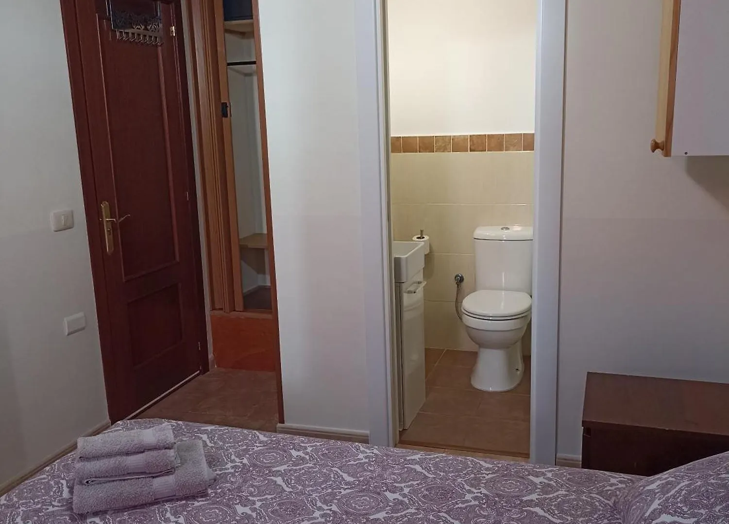 Kiki Vivienda Bed & Breakfast 산이시드로 0*,